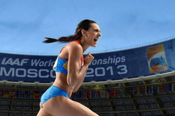 Елена Исинбаева радуется победе на чемпионате мира в Москве