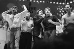 Джордж Майкл, концертный промоутер Харви Голдсмит, Боно, Пол Маккартни и Фредди Меркьюри выступают на благотворительном концерте, 1985 год