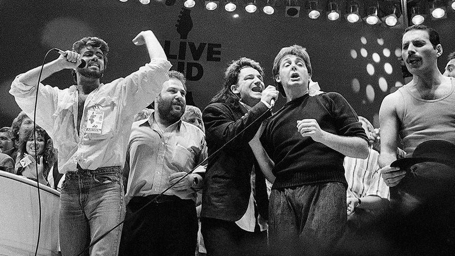 Джордж Майкл, концертный промоутер Харви Голдсмит, Боно, Пол Маккартни и Фредди Меркьюри выступают на&nbsp;благотворительном концерте, 1985 год