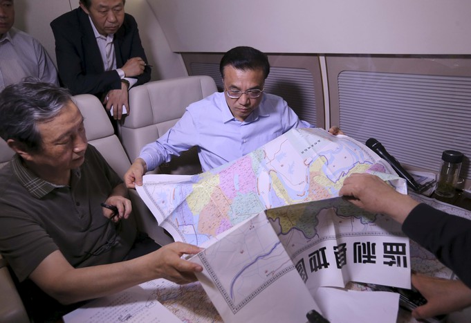 Премьер-министр Китая Ли Кэцян на&nbsp;месте крушения судна
