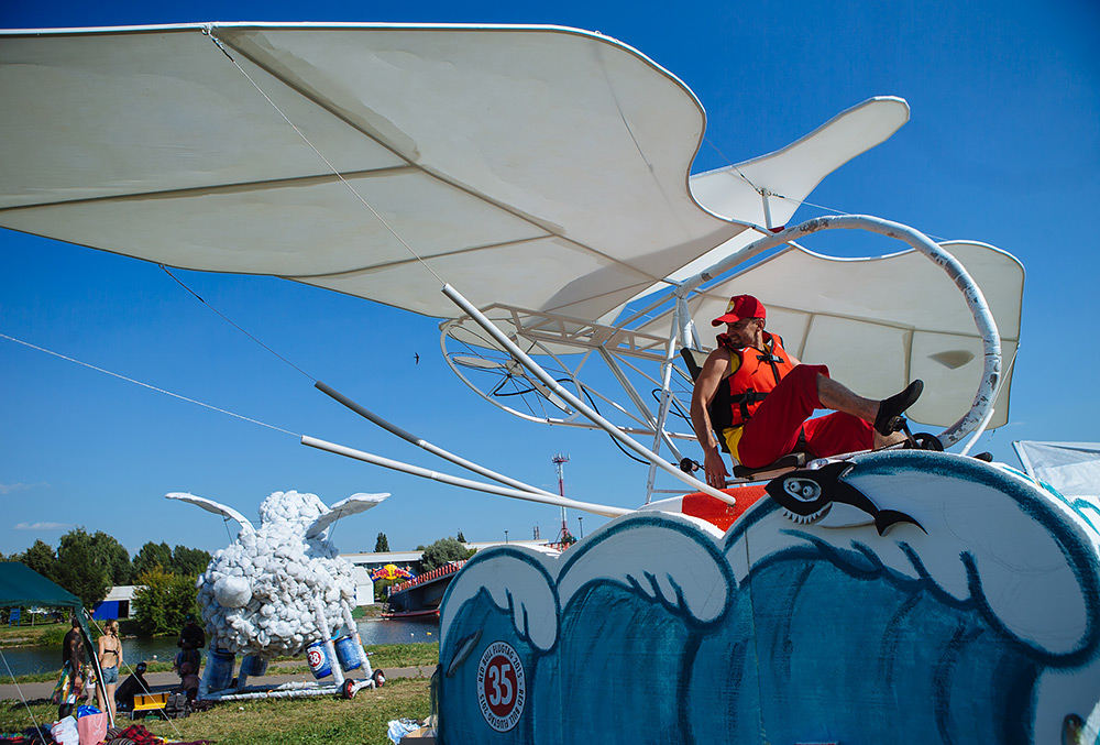 Участники чемпионата самодельных летательных аппаратов Red Bull Flugtag в Крылатском