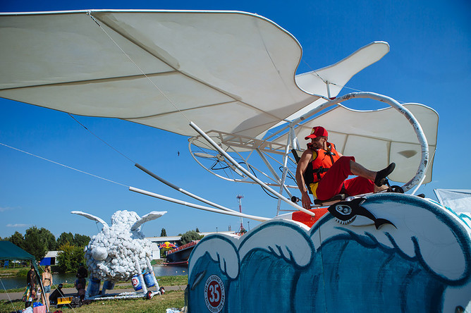 Участники чемпионата самодельных летательных аппаратов Red Bull Flugtag в Крылатском