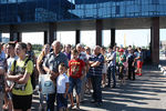Рабочие «АвтоВАЗа», их родственники и жители Тольятти стоят в очереди, чтобы попасть в цех 