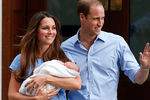 Принц Джордж был представлен публике в июле 2013 года, когда счастливые родители забирали новорожденного из больницы. Сотни журналистов и любопытной публики собрались, чтобы посмотреть на будущего короля