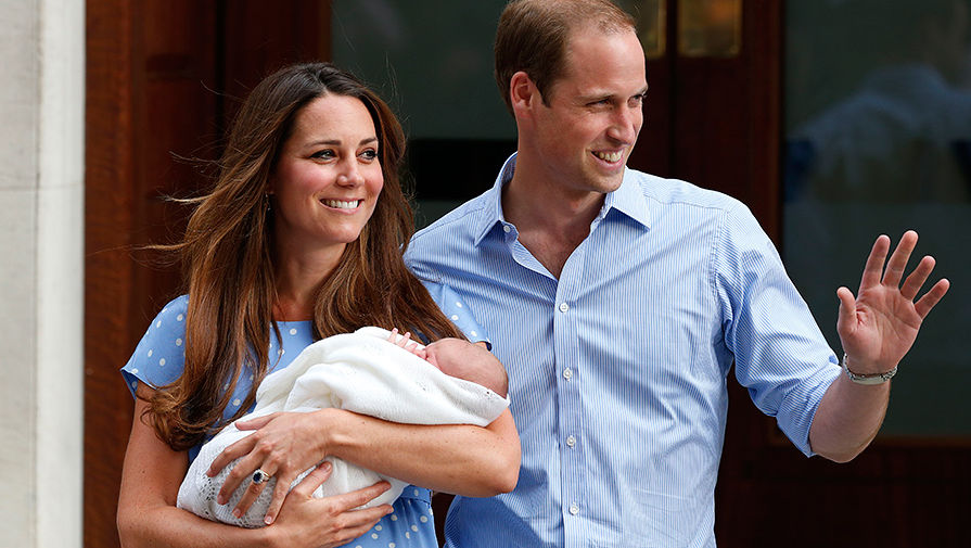 Принц Джордж был представлен публике в&nbsp;июле 2013&nbsp;года, когда счастливые родители забирали новорожденного из&nbsp;больницы. Сотни журналистов и любопытной публики собрались, чтобы посмотреть на&nbsp;будущего короля