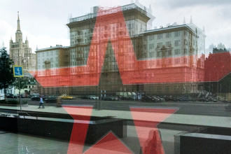 Отражение здание посольства США в окне магазина Армии России в центре Москвы, август 2017 года