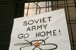 Плакат «Советская Армия, отправляйся домой!» на здании в Вильнюсе, 13 января 1991 года
