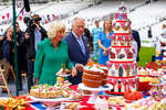 Перед началом парада принц Чарльз и Камилла Паркер-Боулз посетили «Большой обед» — фуршет, сервированный на стадионе для игры в крикет в Лондоне