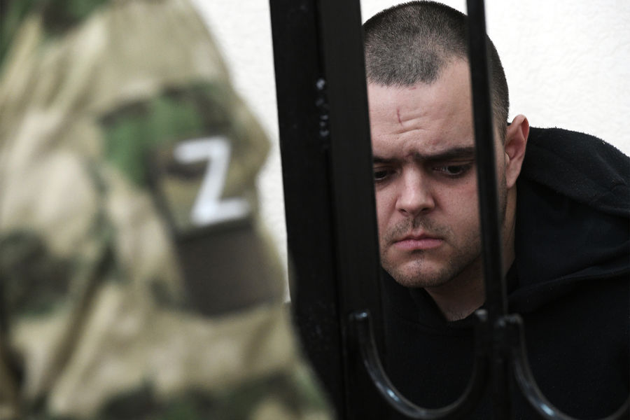 Гражданин Великобритании Эйден Эслин, обвиняемый в участии в качестве наемника в боевых действиях на территории ДНР в составе украинских вооруженных формирований, в зале суда в Донецке. 