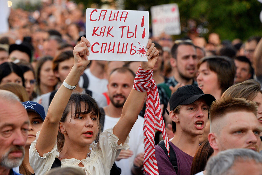 На&nbsp;фоне протестов президент Лукашенко заявил о&nbsp;необходимости изменения конституции страны. Он выразил готовность поделиться полномочиями с&nbsp;другими ветвями власти. Однако белорусская оппозиция отказалась обсуждать поправки в&nbsp;конституцию с&nbsp;властями, настаивая на&nbsp;проведении новых президентских выборов