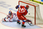 Хоккеист сборной России Никита Гусев забрасывает шайбу в ворота чехов в третьем матче на Евротуре