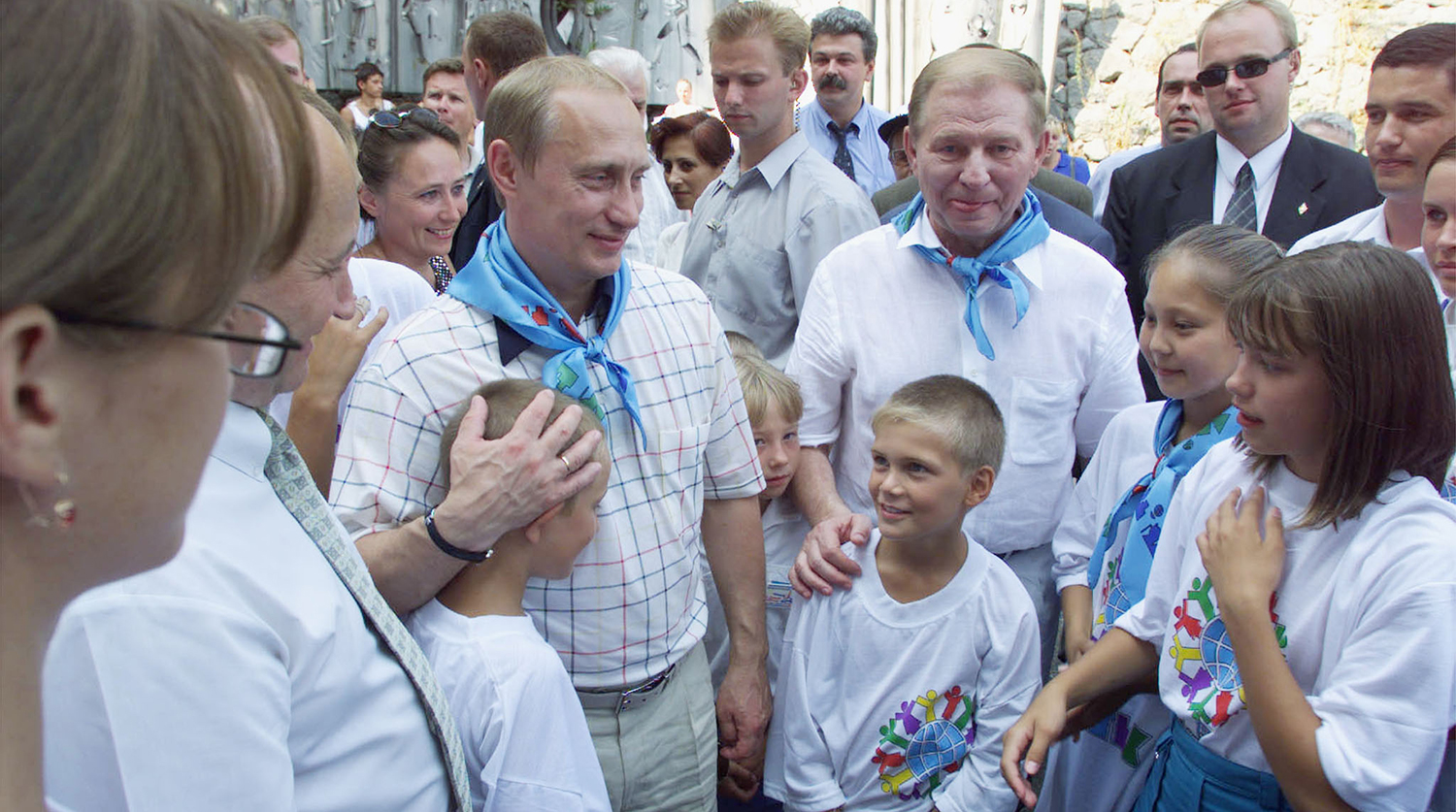 Президенты России и Украины Владимир Путин и Леонид Кучма во время посещения детского центра «Артек» в Крыму, 28 июля 2001 года