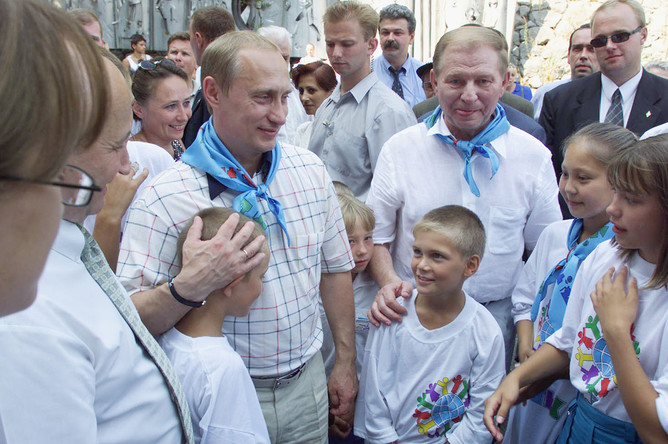 Президенты России и Украины Владимир Путин и Леонид Кучма во время посещения детского центра «Артек» в Крыму, 28 июля 2001 года