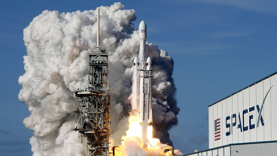 Ракета-носитель Falcon Heavy компании Илона Маска SpaceX во время запуска с мыса Канаверал во Флориде