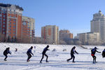Участники гонки на коньках Red Bull Ice Baiga на реке Ишим в Нур-Султане (ранее Акмолинск, Целиноград, Акмола, Астана?)