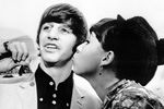 Ринго Старр и 16-летняя Энджи Макгоуэн, вернувшая ему вырванную в толпе медаль за поцелуй, 1964 год 