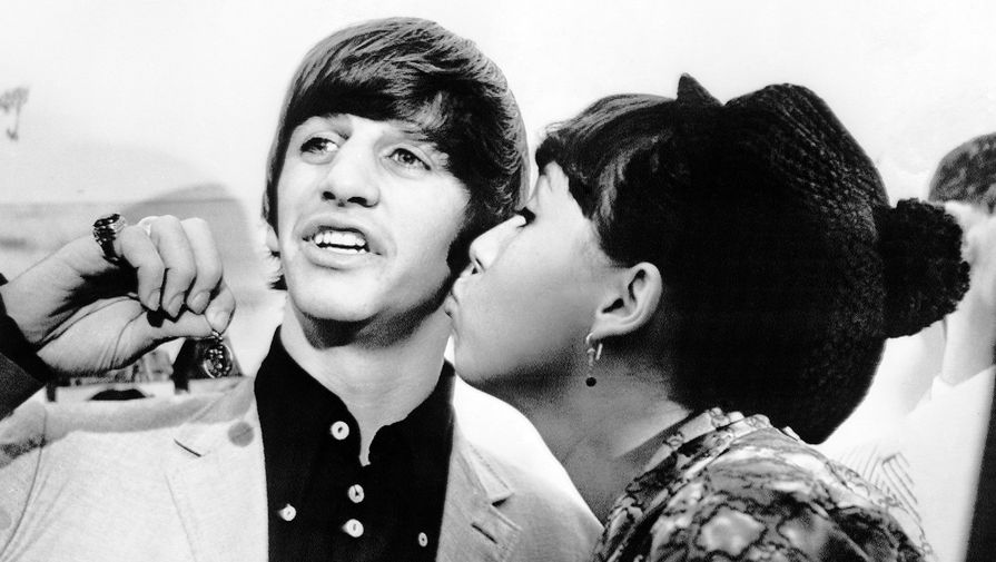 Ринго Старр и 16-летняя Энджи Макгоуэн, вернувшая ему вырванную в&nbsp;толпе медаль за&nbsp;поцелуй, 1964 год 