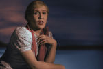 Актриса Любовь Орлова в роли Дуни Петровой в сцене из цветной версии фильма «Волга-Волга», 1938 год