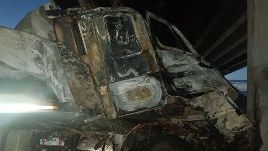 В Белоруссии уснувший водитель фуры врезался в мост и сгорел