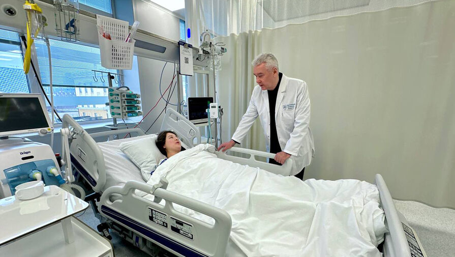 Собянин навестил в больнице пострадавших в теракте в "Крокус Сити"