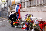 Стихийный мемориал в память о жертвах теракта в подмосковном «Крокус Сити Холле» возле посольства России в Риме, 23 марта 2024 года