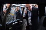 Владимир Путин осматривает салон автомобиля Lada Largus, 2012 год