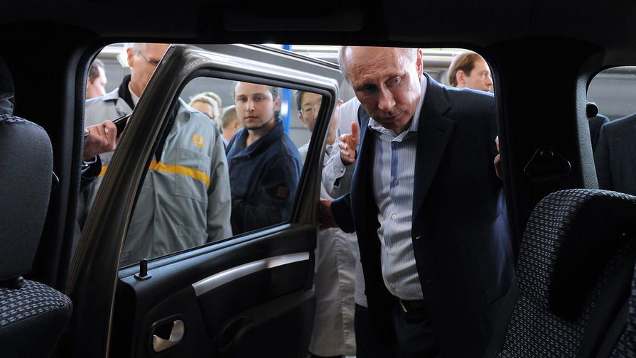 Владимир Путин осматривает салон автомобиля Lada Largus, 2012&nbsp;год