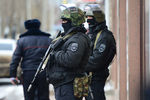 Сотрудники полиции охраняют территорию около Донецкого областного суда, где 21 марта начнется оглашение приговора гражданке Украины Надежде Савченко