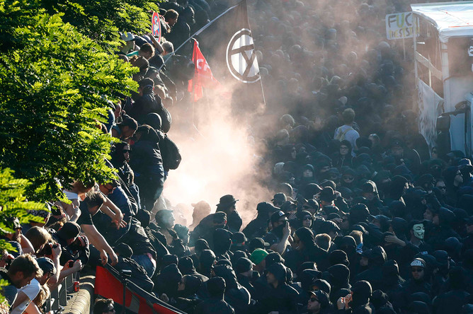 Протестующие во время демонстрации накануне саммита G20 в Гамбурге, 6 июля 2017 года
