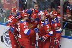 Хоккеисты сборной России празднуют вторую заброшенную шайбу в ворота команды Канады в матче Кубка Первого канала