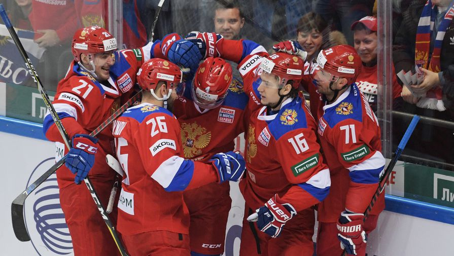 Хоккеисты сборной России празднуют вторую заброшенную шайбу в&nbsp;ворота команды Канады в&nbsp;матче Кубка Первого канала