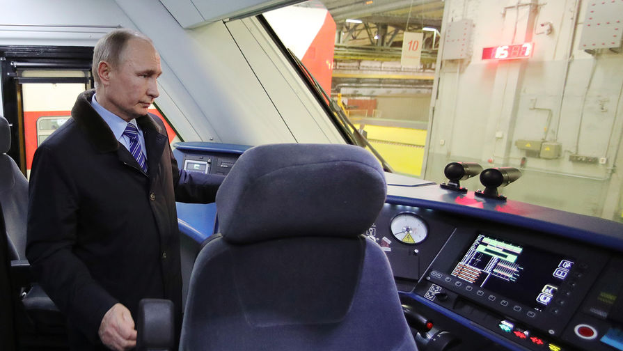 Президент РФ Владимир Путин во время посещения Тверского вагоностроительного завода, 10 января 2018 года