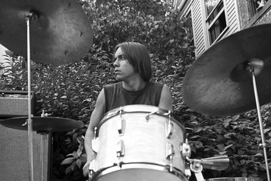 Джеймс Остерберг-младший (позже музыкант взял себе прозвище Игги Поп) играет на&nbsp;барабанах во время выступления группы The Prime Movers в&nbsp;Анн-Арборе, штат Мичиган, 1966&nbsp;год
