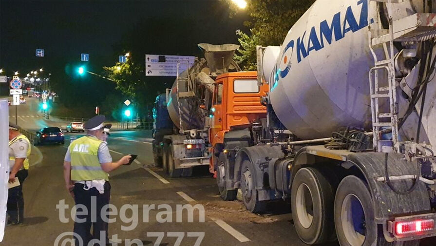 В Москве таксист сбил двух водителей Камазов и скрылся
