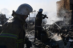 Сотрудники противопожарной службы МЧС тушат природный пожар в деревне Юлдус Курганской области