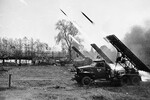 <b>БМ-13 «Катюша»</b>
<br><br>
Реактивная система залпового огня, которая обеспечивала мощный огневой удар по позициям врага. Высокая степень мобильности и возможность быстрого развертывания сделали «Катюшу» грозным оружием. Гвардейский миномет устанавливали на шасси грузовиков — сначала советских ЗиС-6. Но самой массовой была модификация БМ-13Н («нормализованная») на американском «Студебеккере» — почти 55% (из более чем 3300) «Катюш» ездили на поставленных СССР по ленд-лизу грузовиках.