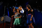 Барак Обама с первой леди Мишель Обамой и дочерьми Малией и Сашей на праздничном вечере в честь победы на выборах, 7 ноября 2012 года