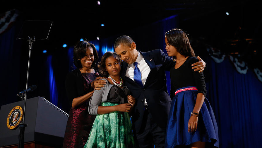 Барак Обама с&nbsp;первой леди Мишель Обамой и дочерьми Малией и Сашей на&nbsp;праздничном вечере в&nbsp;честь победы на&nbsp;выборах, 7&nbsp;ноября 2012&nbsp;года