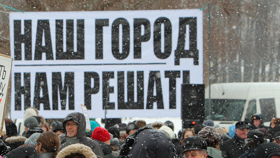 Участники митинга на Марсовом поле в защиту 31-й больницы в Санкт-Петербурге, 2013 год