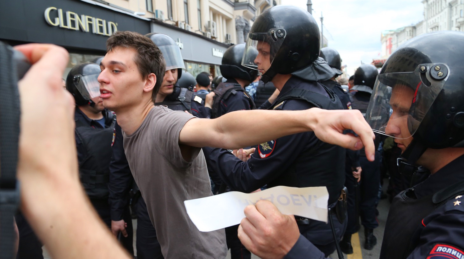 Задержание участника несанкционированного митинга на Тверской улице в Москве