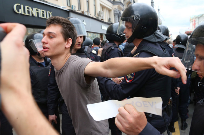 Задержание участника несанкционированного митинга на Тверской улице в Москве