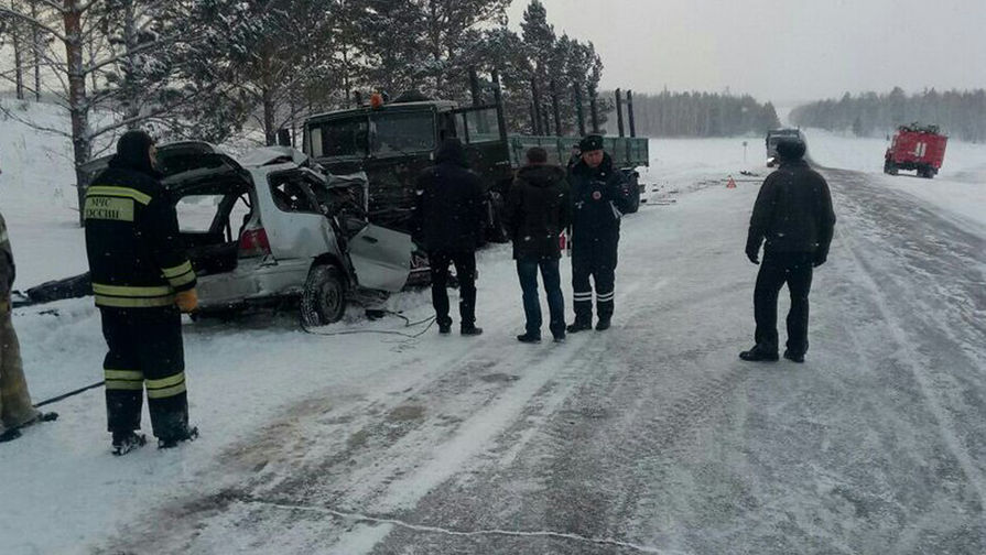 Последствия аварии с&nbsp;участием грузового автомобиля и минивена в&nbsp;Красноярском крае, 10 февраля 2018 года