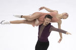 Александра Степанова и Иван Букин (Россия) в произвольной программе в танцах на льду на чемпионате Европы по фигурному катанию в Таллине
