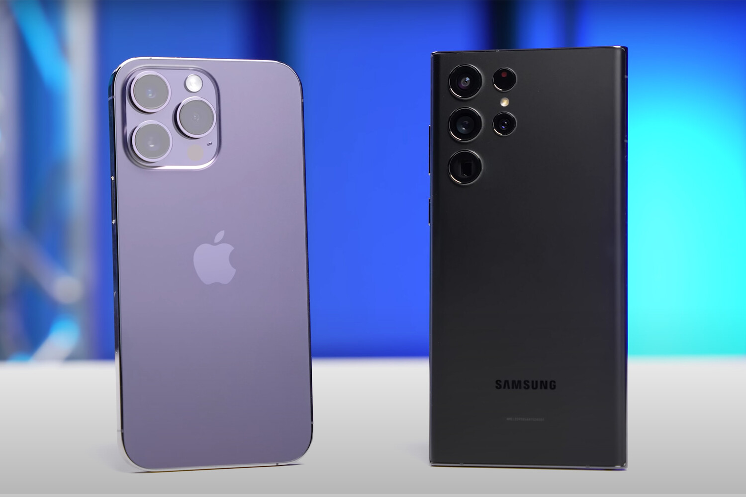 iPhone 14 Pro Max сравнили с флагманом Samsung в дроп-тесте - Газета.Ru |  Новости