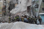 Спасатели на месте взрыва газа в пятиэтажном жилом доме на улице Линейная в Новосибирске, 9 февраля 2023 год