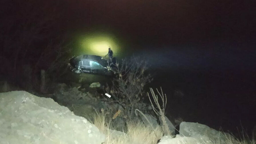 МЧС: в Крыму автомобиль с людьми упал с обрыва в водохранилище