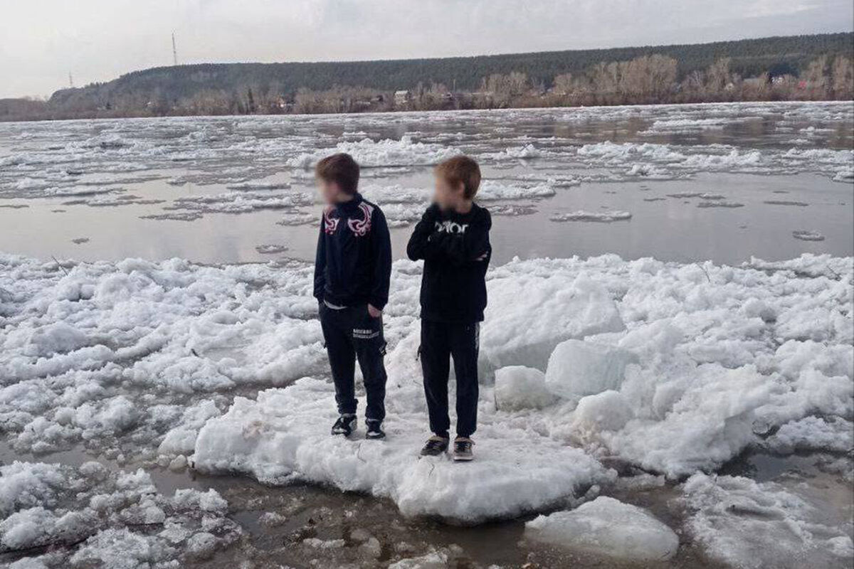 В Кемерове двух подростков унесло на отколовшейся льдине на середину реки -  Газета.Ru | Новости