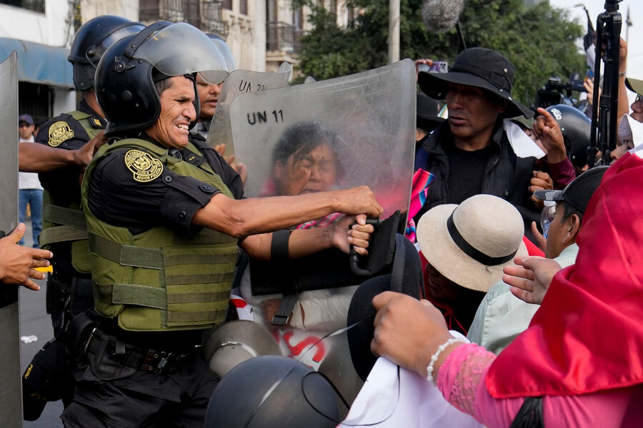 Протестующие пытаются прорваться к&nbsp;Дворцу правосудия во время демонстрации, приуроченной к&nbsp;Международному дню трудящихся в&nbsp;Лиме, Перу, 1&nbsp;мая 2024&nbsp;года
