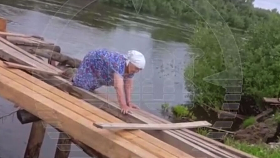 Власти быстрее восстановят мост в деревне, где курганцы ползком добираются за пенсией