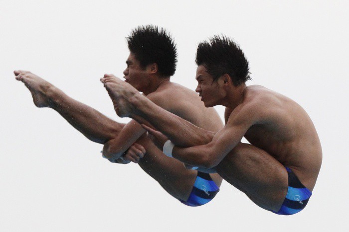 Чемпионы мира Цю Бо и Хуо Лян выполняют один из&nbsp;своих прыжков с&nbsp;вышки
